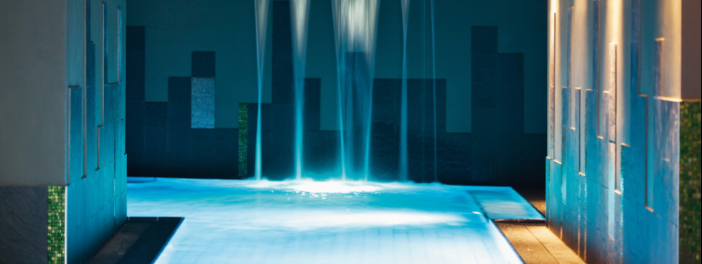 Ruhe und Entspannung warten im Grottenbecken.