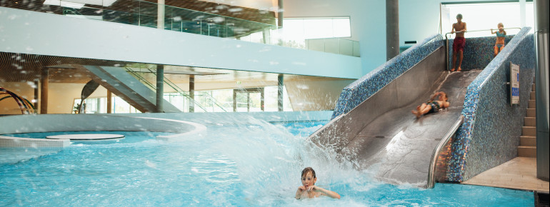Am Erlebnisbecken befindet sich eine von zwei Breitrutschen.