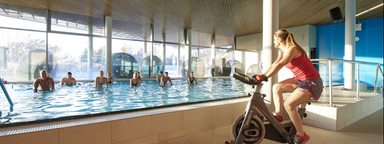 Im Aktivbecken werden Sportkurse und Aqua-Gymnastik angeboten.