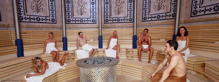 Eine der Themensaunen ist die Taj Mahal Sauna mit indischem Flair und orientalischen Düften