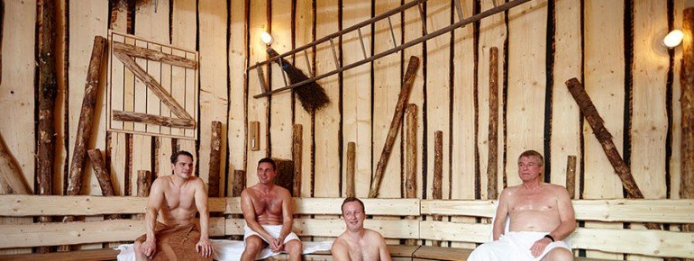 Urig, gemütlich und richtig heiß - der 90°C heiße Holzstadl ist mehr als eine gewöhnliche Sauna