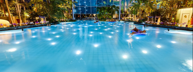 Große Lagune mit Sprudelliegen