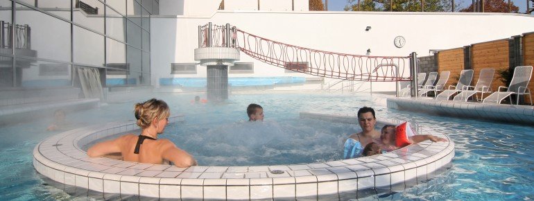 Der Außenbereich des Schwimmbads