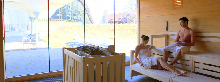 In der Panoramasauna schwitzt du mit Blick auf das historische Gradierwerk.