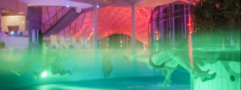 In der Toskana Therme trifft Wasser auf Licht und Klang