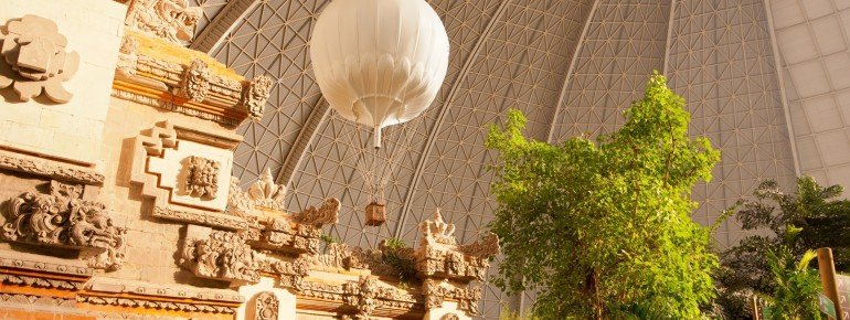 Beim Indoor Ballooning kannst du dir das Tropical Islands aus der Luft anschauen