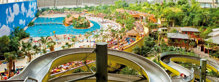Der Wasserrutschen-Turm verspricht jede Menge Spaß für Groß und Klein