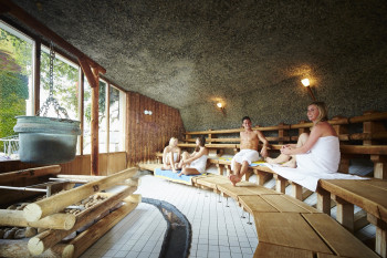 Genieße den Blick auf die Bergwelt des Rätikons in der Zirbensauna.