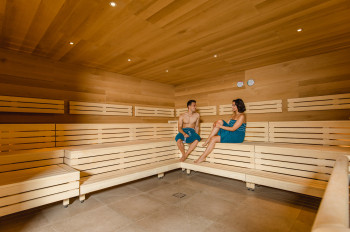 Der Sauna-Innenbereich erstreckt sich über 2 Etagen.