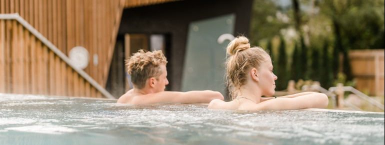 Der beheizte Infinitypool der Saunawelt ist mit Sprudelliegen ausgestattet.