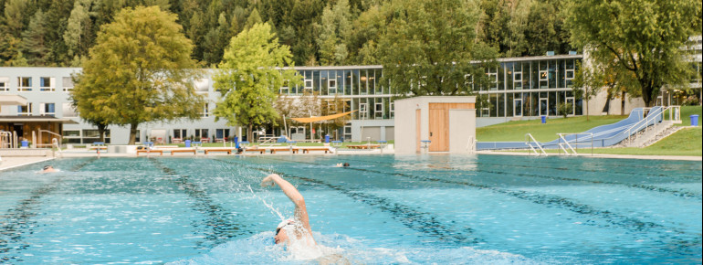 Im Freibad wartet ein 50-Meter-Becken mit Sprungturmanlage.