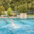 Im Freibad wartet ein 50-Meter-Becken mit Sprungturmanlage.
