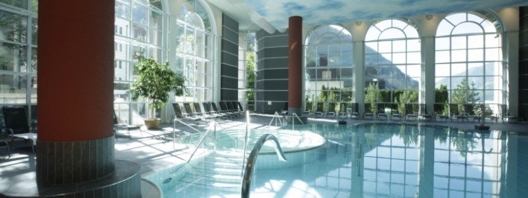 Im Innenbecken treffen Badegäste auf optimale Verhältnisse zum Entspannen: Es werden unter anderem Nackenduschen und Unterwassermassagedüsen angeboten.