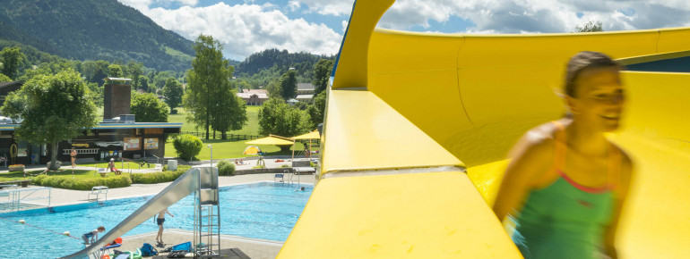 Großes Highlight im Schwimmbad ist die 62 Meter lange, gelbe Großwasserrutsche.