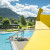 Großes Highlight im Schwimmbad ist die 62 Meter lange, gelbe Großwasserrutsche.