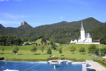 Schwimmbad mit Blick auf die Kirche