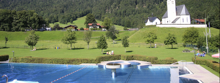 Schwimmbad mit Blick auf die Kirche