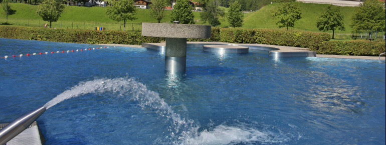 Wasserfontäne und Strömungskanal