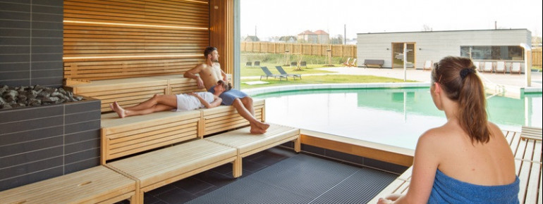 Die Panorama-Saunen im Außenbereich der Saunawelt bieten dir einen tollen Blick auf den liebevoll gestalteten Garten.