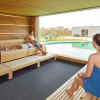 Die Panorama-Saunen im Außenbereich der Saunawelt bieten dir einen tollen Blick auf den liebevoll gestalteten Garten.