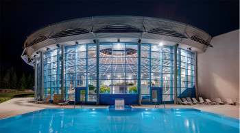 Im Außenbereich des H2Oberhof befindet sich ein großes Edelstahl-Schwimmbecken.