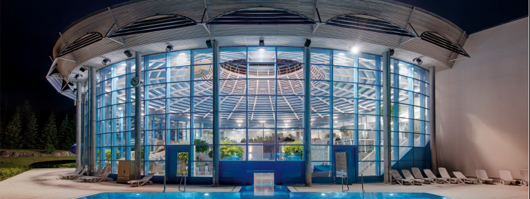 Im Außenbereich des H2Oberhof befindet sich ein großes Edelstahl-Schwimmbecken.