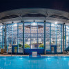 Im Außenbereich des H2Oberhof befindet sich ein großes Edelstahl-Schwimmbecken.