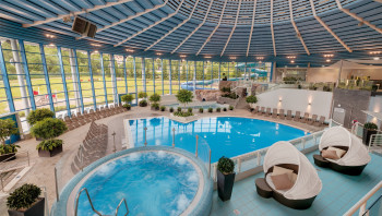 Das sanft sprudelnde Wasser des Whirl-Pools löst zusammen mit der Wärme des Wassers Verspannungen und sorgt für eine gute Durchblutung der Haut.
