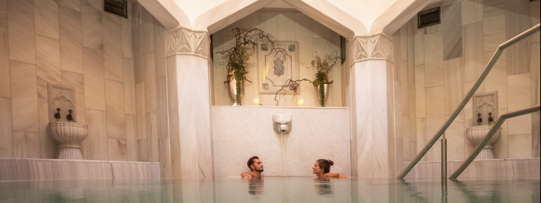 Blick in das Entspannungsbecken des Hamam.