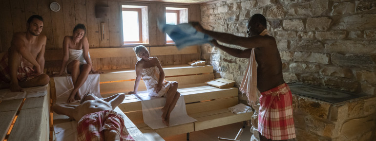 In den Saunen gibt es im Laufe des Tages immer wieder verschiedene Aufgüsse.