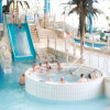 Entspanne im Whirlpool oder rutsche die Familienrutsche runter!