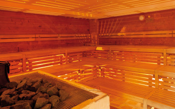 Die 85 Grad warme Finnische Sauna befindet sich im Innenbereich der Saunawelt.