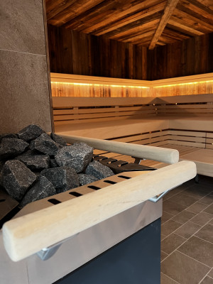 Die hohen Temperaturen der ﬁnnischen Sauna stärken das Immunsystem.