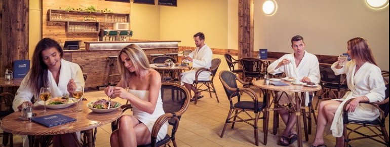 Das Restaurant verwöhnt dich mit verschiedenen Speisen und Getränken.