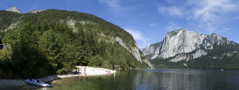 Entlang des Ufers findest du zahlreiche kleine Strände.