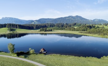 Der Attlesee liegt mitten im Grünen und verspricht Idylle pur.