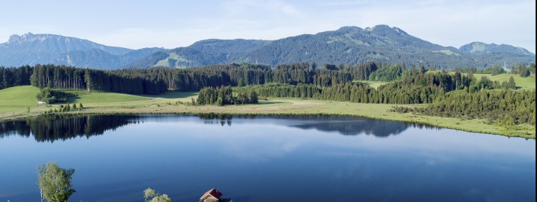 Der Attlesee liegt mitten im Grünen und verspricht Idylle pur.