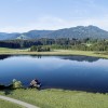 Der Attlesee liegt mitten im Grünen und verspricht Idylle pur.