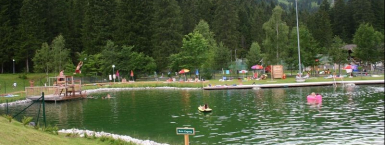 Rund um den See befinden sich viele Liegeflächen.