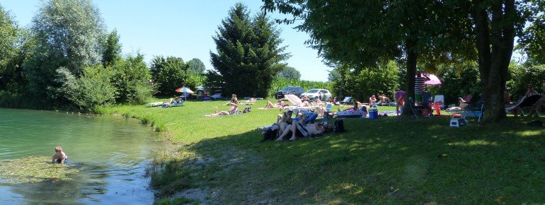 Viele Bäume spenden auf der Liegewiese ausreichend Schatten für jedermann