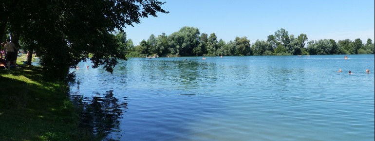 Panoramablick auf das kristallklare Wasser des Hartkirchener Badesees