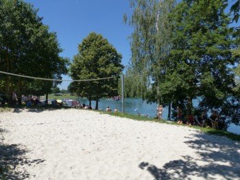 Der Beachvolleyballplatz befindet sich nur wenige Meter vom Ufer entfernt mitten in der großflächigen Liegewiese