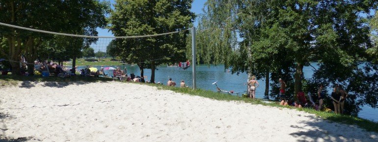 Der Beachvolleyballplatz befindet sich nur wenige Meter vom Ufer entfernt mitten in der großflächigen Liegewiese.