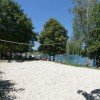 Der Beachvolleyballplatz befindet sich nur wenige Meter vom Ufer entfernt mitten in der großflächigen Liegewiese