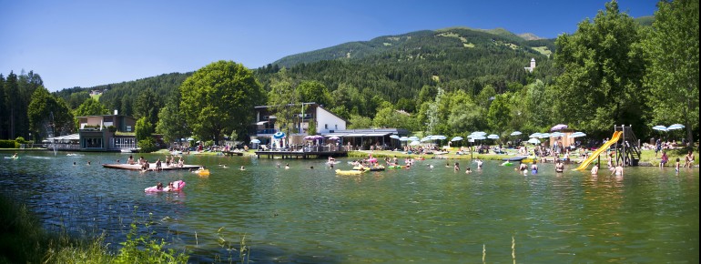 Der Issinger Weiher ist ein Naturbadesee.