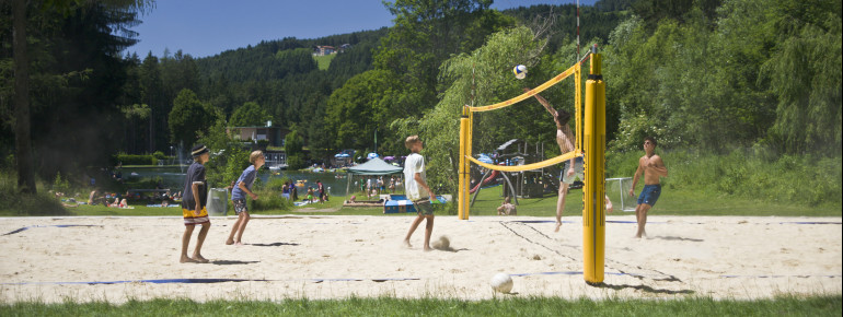 Es gibt einen Beach Volleyball Platz.