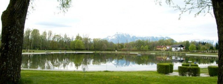 Sportlich aktive Gäste finden einen Volleyball- und Fußballplatz