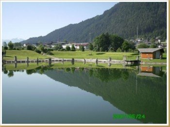 Der See liegt direkt am Zillertal Radwanderweg