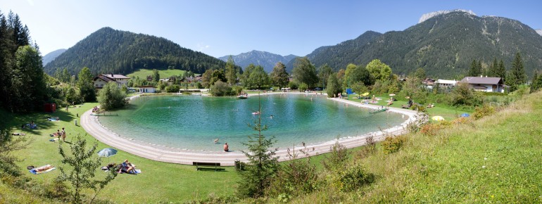 Blick auf den Badesee in Waidring