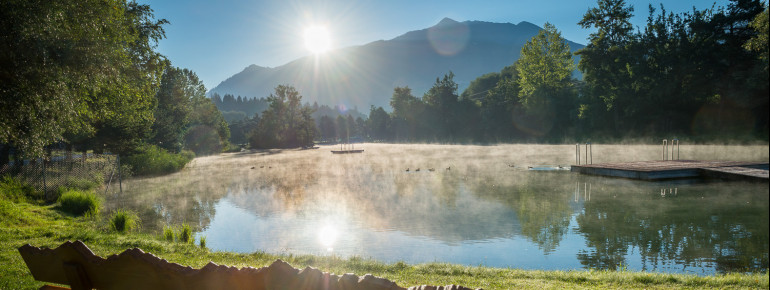 Vom Badesee aus hat man eine tolle Aussicht.